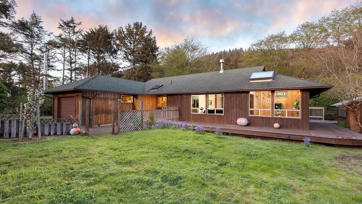 Tierra Del Mar House | Paws Under the Pines: hot tub, steps to beach, stocked kitchen, no pet fees!