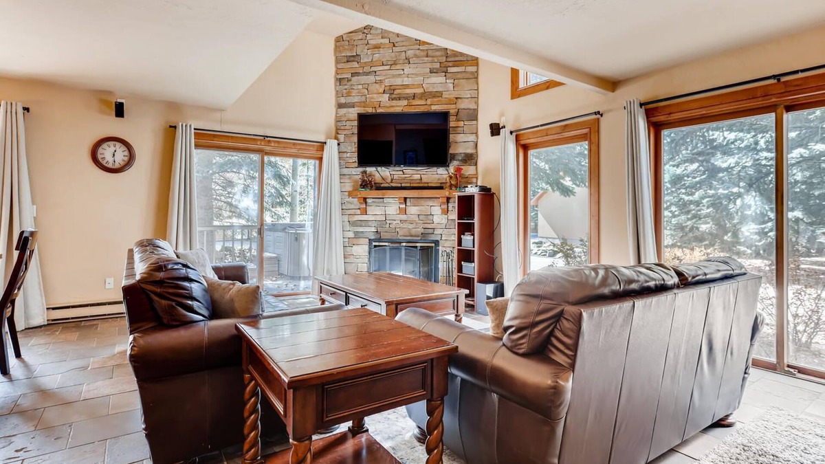 Vail House | Pay For 4 Bedrooms Get Bonus Room Free, 5 Min WALK TO VAIL BUS, PRIVATE HOT TUB,