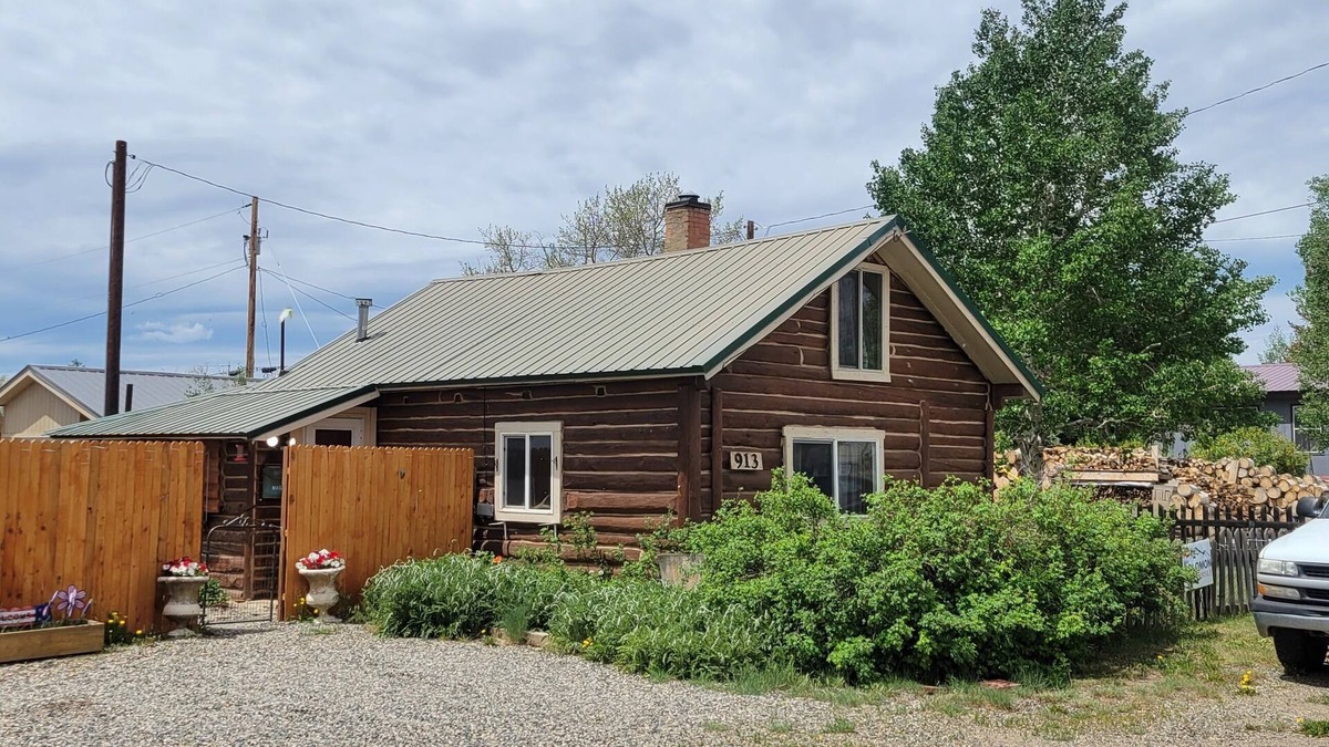 Walden Cabin | Payton's Place. A cozy cabin with private outdoor space pet friendly. n