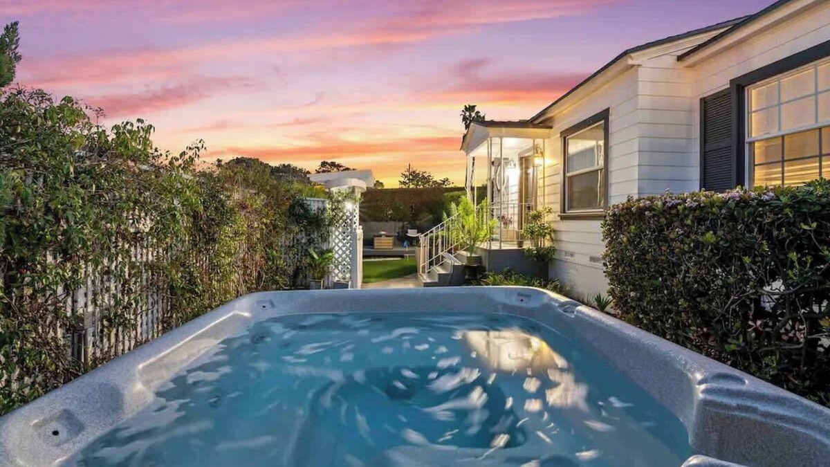 Pacific Beach House | PB 3br Beach Retreat : Hot tub and Mini Golf