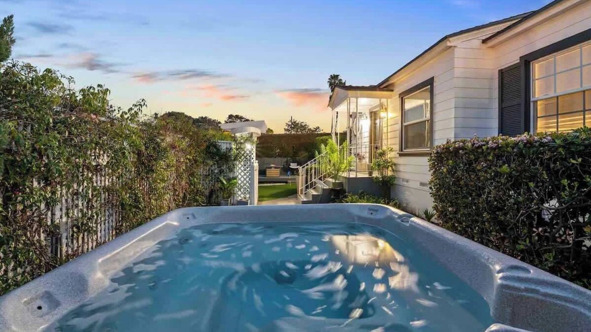 Crown Point House | PB Hot tub Large Guesthouse + MiniGolf Sleeps 16+