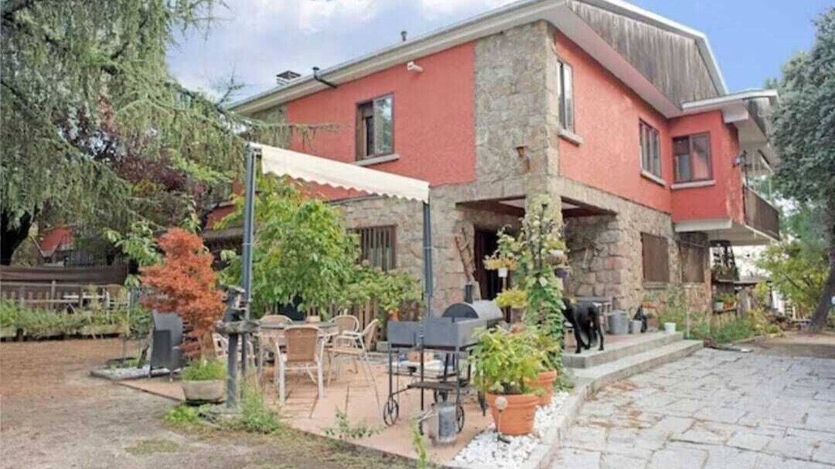 Galapagar Cottage | Peñalara-la casa de Galapagar, romantic stone lodging with fireplace.