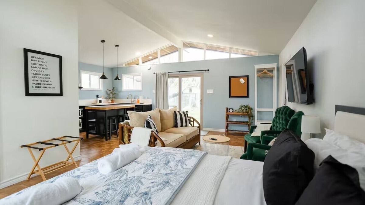 Bay Area Cottage | Peace and Sun in Paloma Casita a block from Corpus Christi Bay.