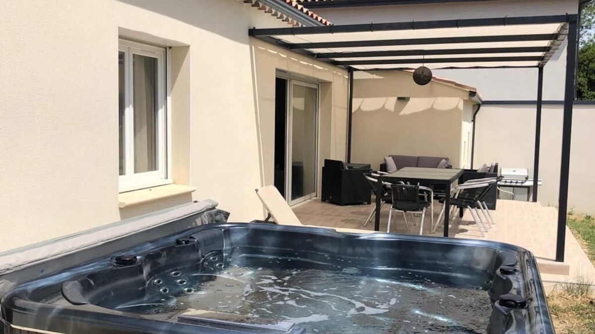 Saint-Laurent-des-Arbres House | Peaceful villa with garden, terrace, barbecue. and jacuzzi for 6 people!