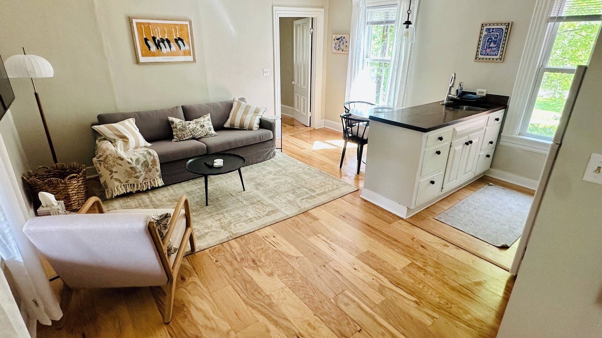 Shelburne Apartment | Peaceful 1BR ground floor with garden view - Simple, Stylish, Shelburne