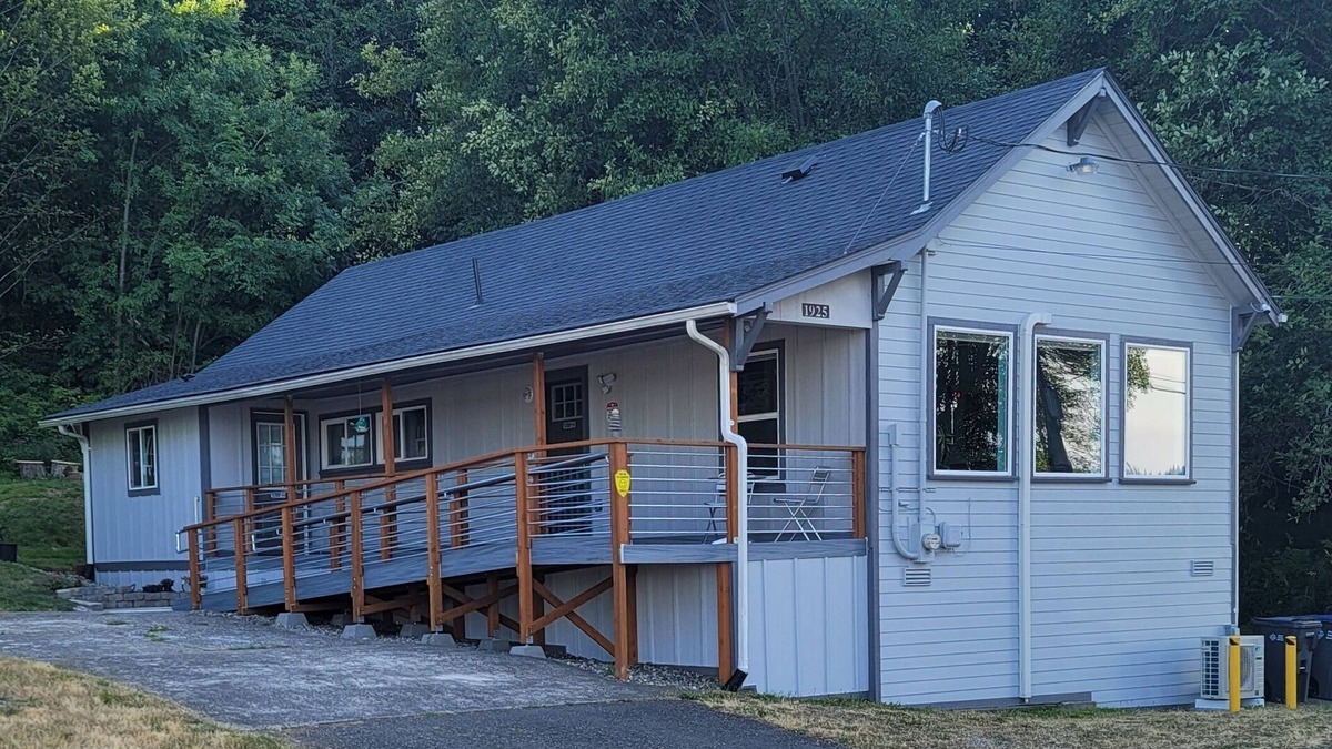 Shelton House | Peaceful 2+ Bedroom House, Salt Water Peekaboo Views, WiFi, A/C & near the Park.
