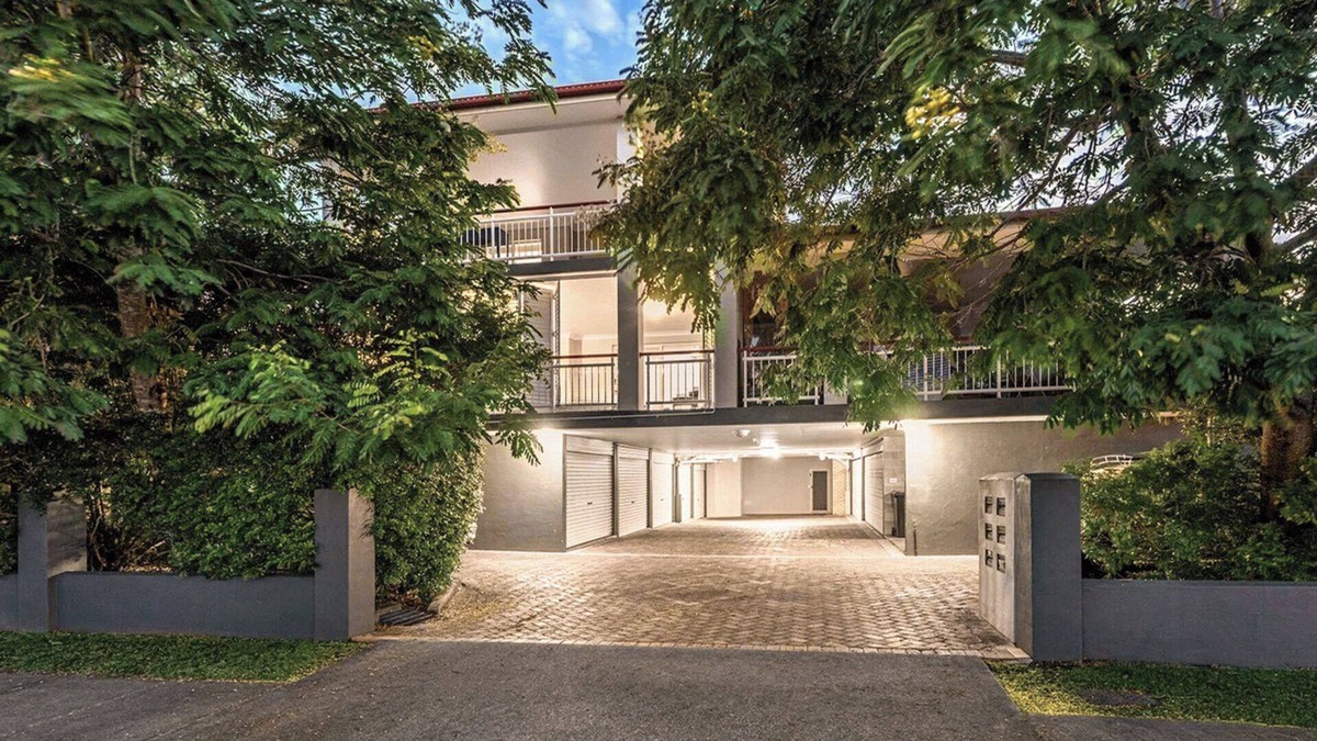 Hawthorne Apartment | Peaceful 2B2B with Parking | Walk to Cafes + Ferry