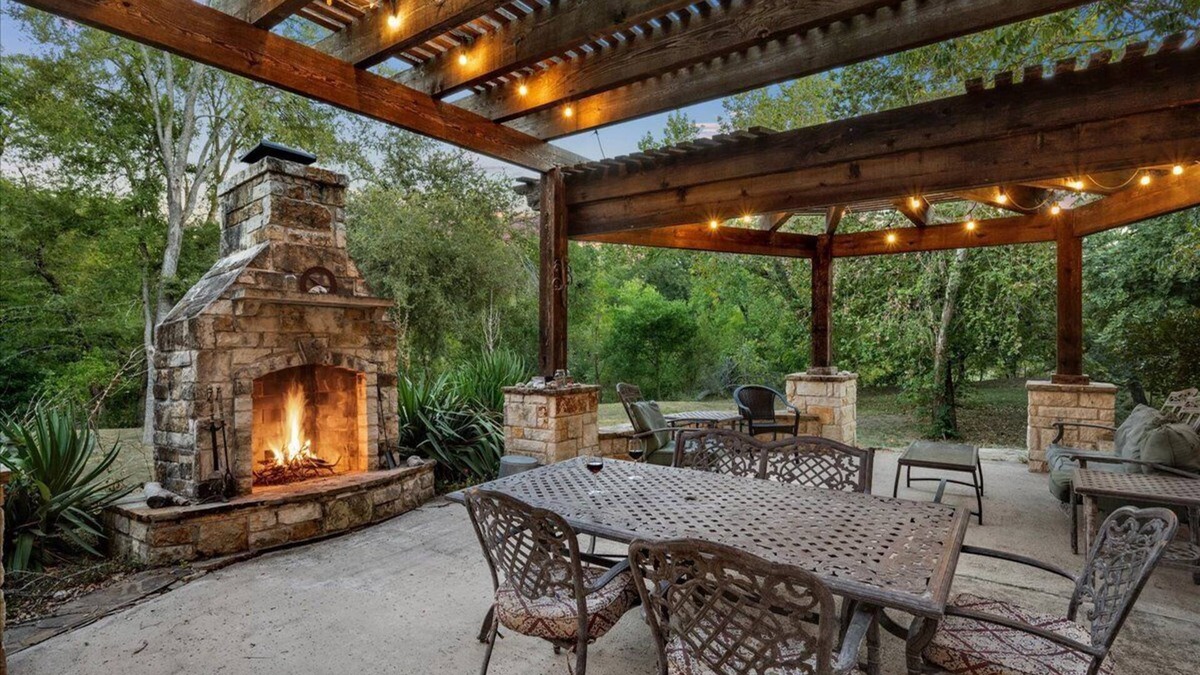 Hutto House | Peaceful 3 Acre Getaway - Creek Access, Fire Pit, Gazebo, Kayaks & Pet-Friendly!
