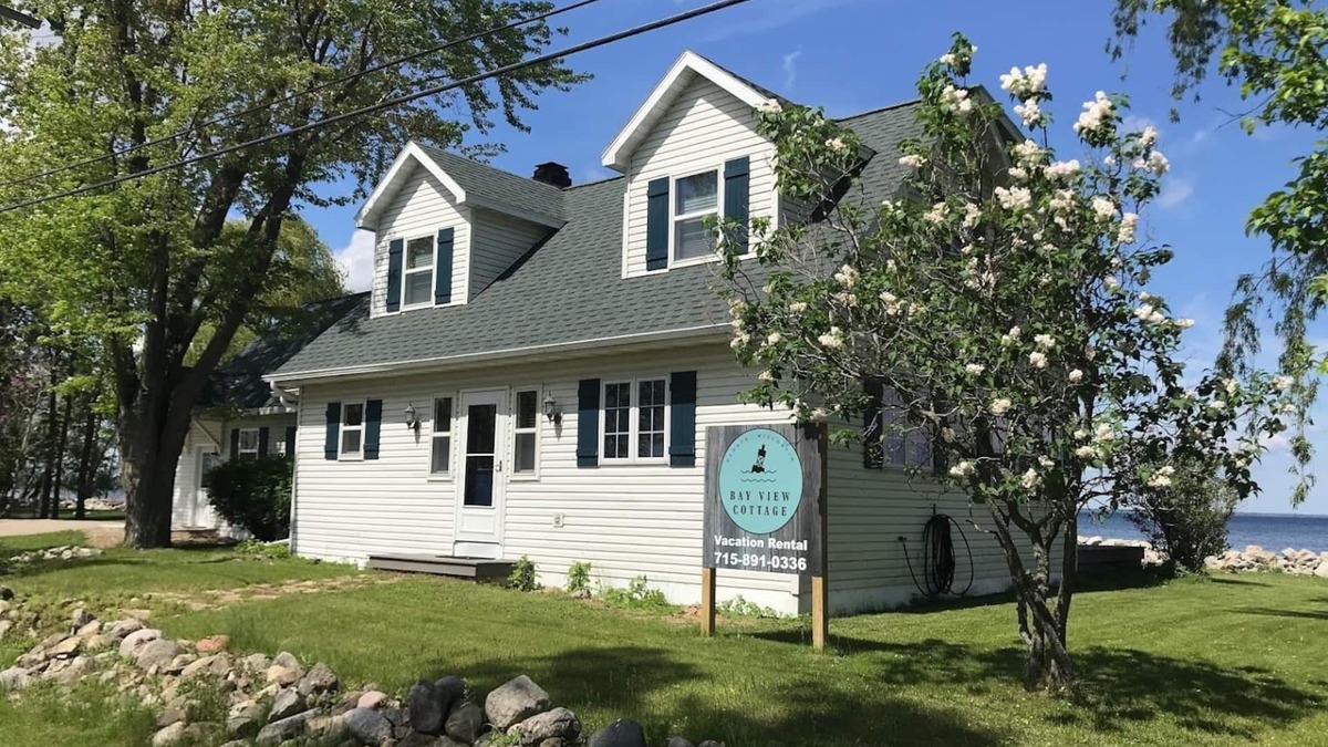 Oconto House | Peaceful 3 bedroom cottage with loft on the west shore of Green Bay.