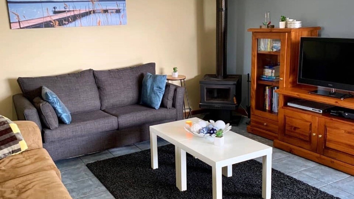 Nelson House | Peaceful 3B Home★Walk to River/Town.★Cozy Wood Fire/AC★Birdlife★ Pet Friendly