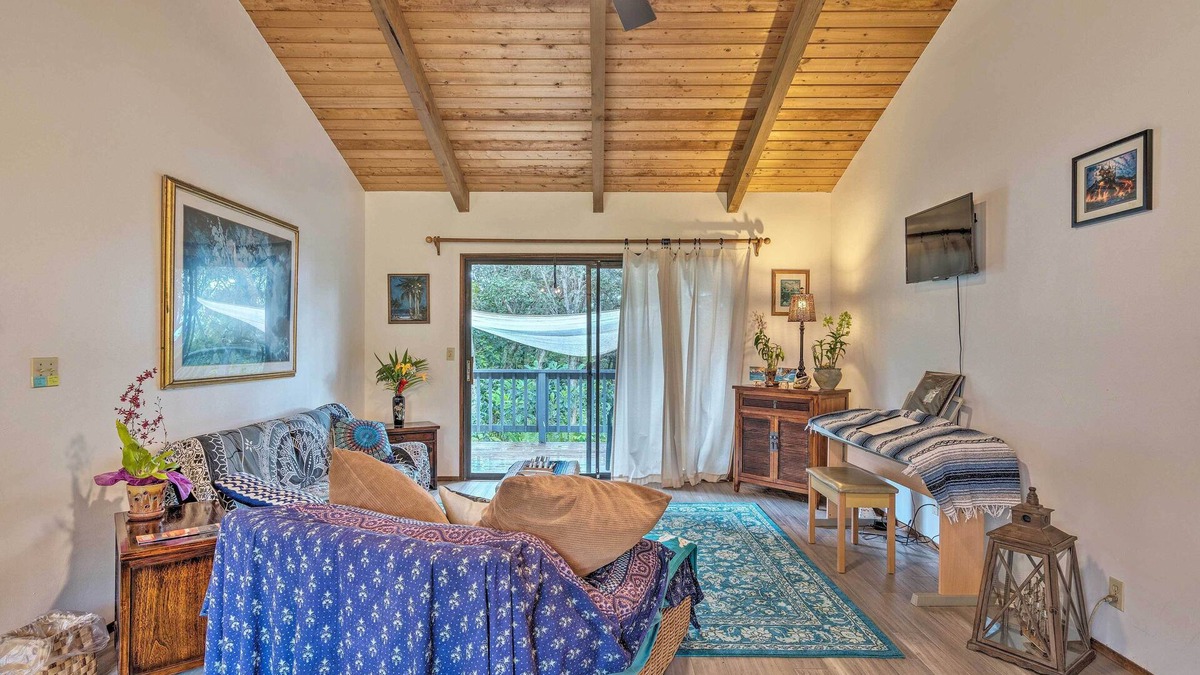 Naalehu House | Peaceful Abode w/Deck, 13 Mi to Black Sand Beach!