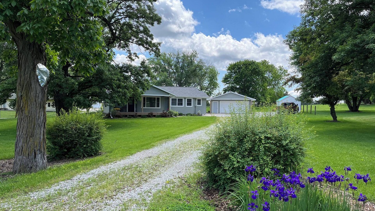 Johnston House | Peaceful acreage by Saylorville Lake