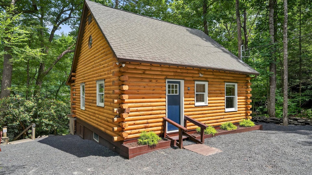 Rowland Cabin | Peaceful and Private Delaware Riverfront Log Cabin.