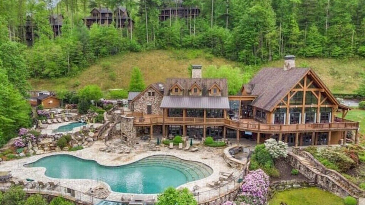 Bear Lake Reserve Cottage | Peaceful Bear Lake Reserve home near Castle Ladyhawke wedding venue & Cashiers