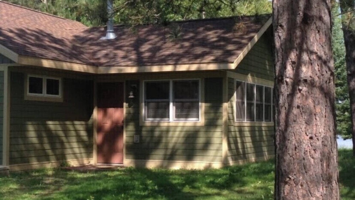 Hibbing Cabin | Peaceful cabin retreat on Clearwater Lake (4 season)