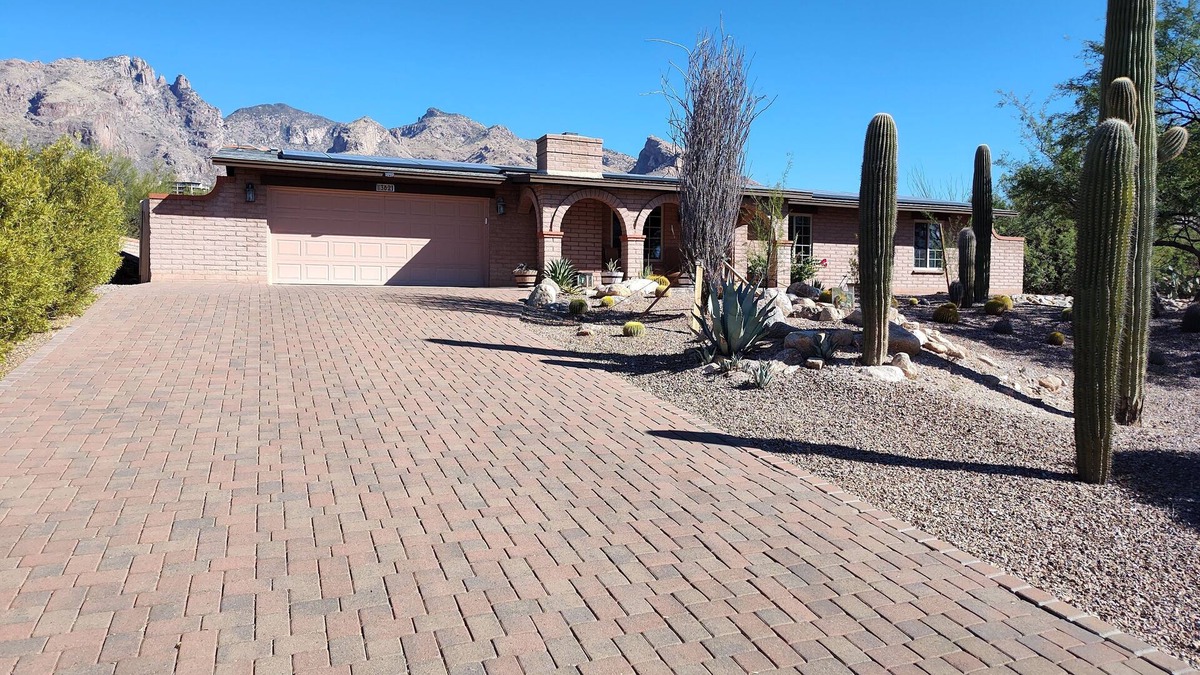 The Foothills House | Peaceful Catalina Foothills retreat w/stunning views close to hiking & shopping