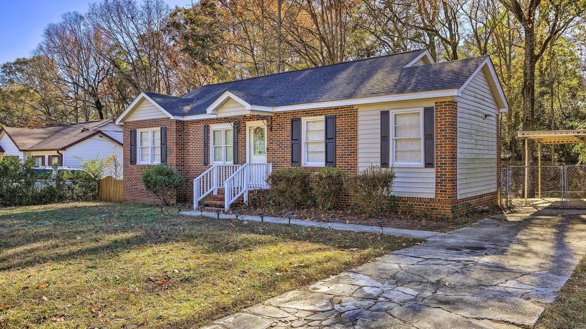 Columbus House | Peaceful Columbus Retreat w/Deck & Yard!