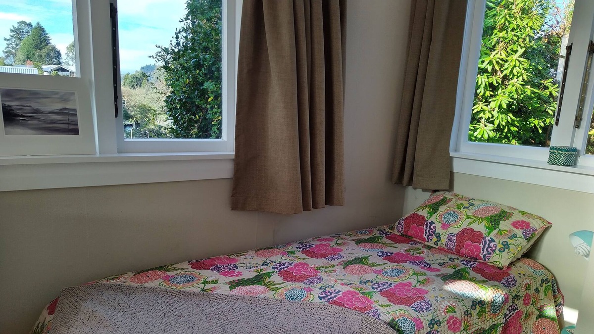Taumarunui House | Peaceful cottage and garden, not far from National Park.