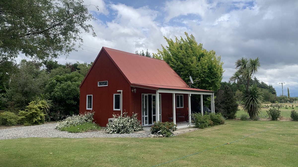 Renwick Cottage | Peaceful Cottage surrounded by gardens on Marlborough wine trail