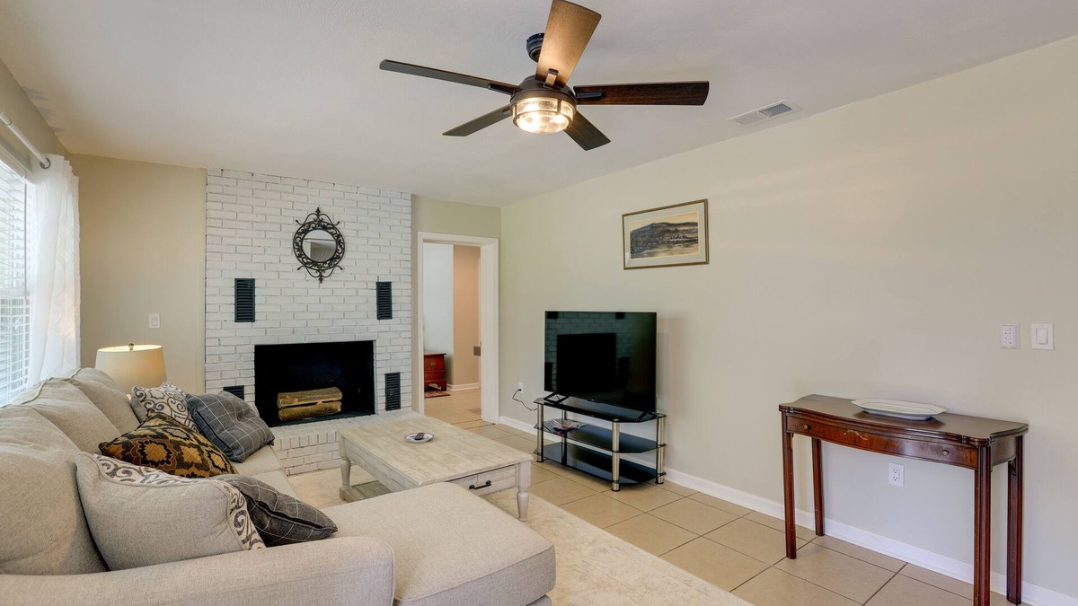 Williston House | Peaceful Country Home in Williston: Horses Welcome