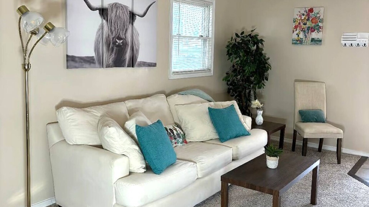 Lansing House | Peaceful, Cozy 2-bedroom home in Lansing