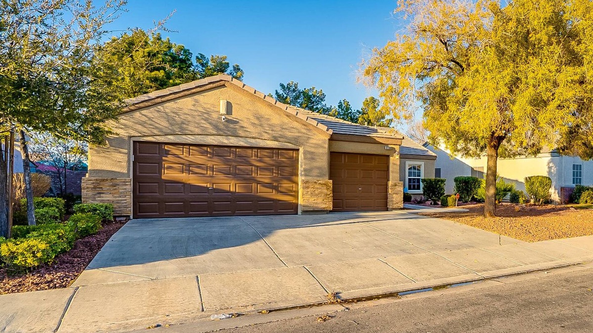 Henderson House | Peaceful & Cozy 3 Bed with Hot Tub!