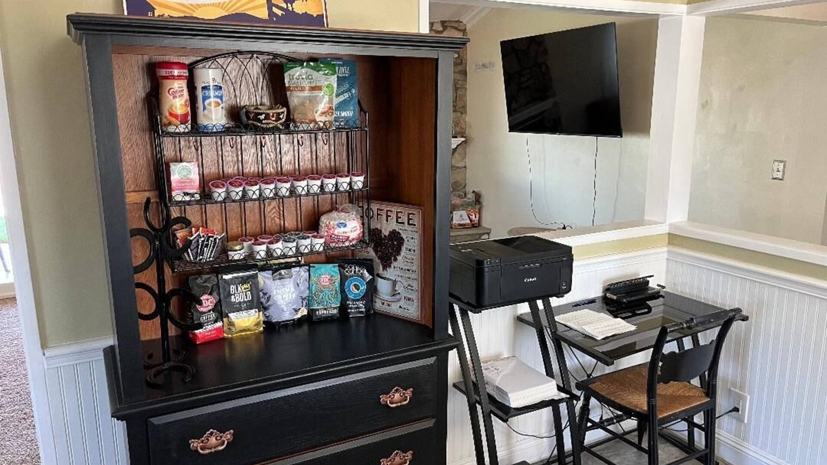 Hemet House | Peaceful & Cozy 3 bedroom Ranch-Home w/Fireplace and Gaming Garage!