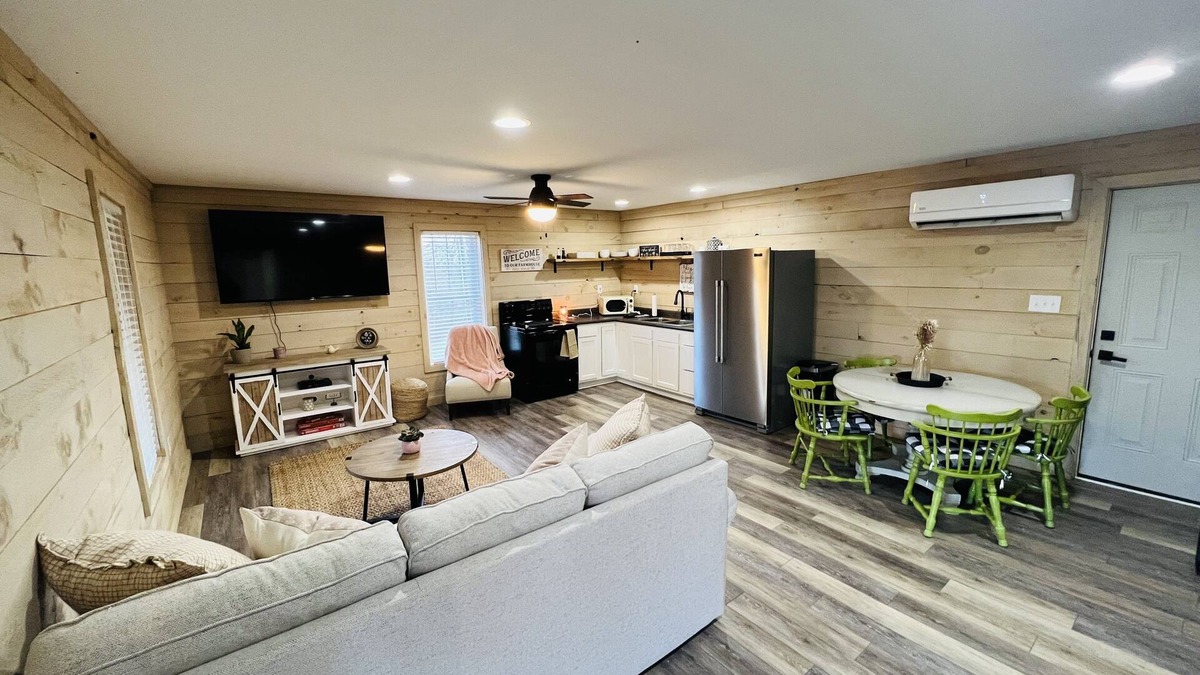 Madison Cabin | Peaceful Cozy Cabin 10 minutes from Historic downtown Madison