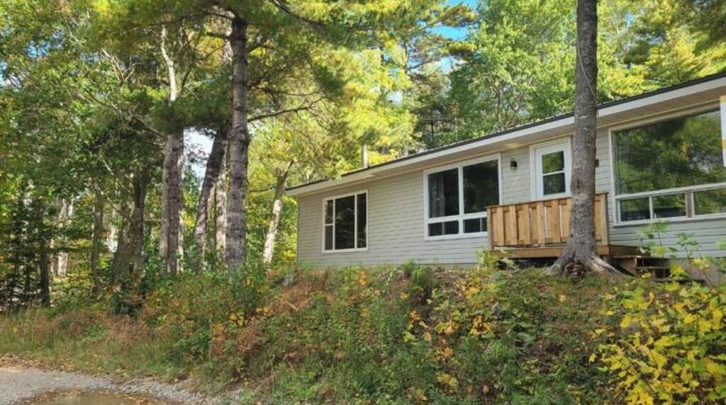 Lower Ohio House | Peaceful cozy cottage next to Welshtown Lake with fire bit in the back yard.
