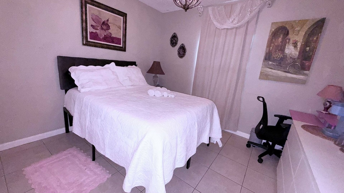 Sunrise House | Peaceful-Cozy Room 5 Min to Arena, mall, Fast Wi-Fi-Ladies only