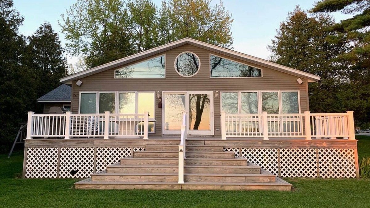Grand Isle House | Peaceful Cozy Year-round family home on Lake Champlain! 30 minutes to Burlington