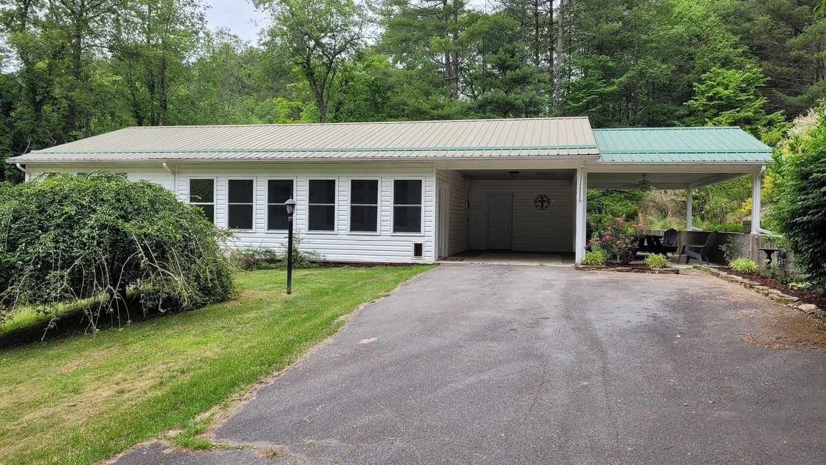 Wilson Creek House | Peaceful creek side getaway nestled in the Blue Ridge Mountains