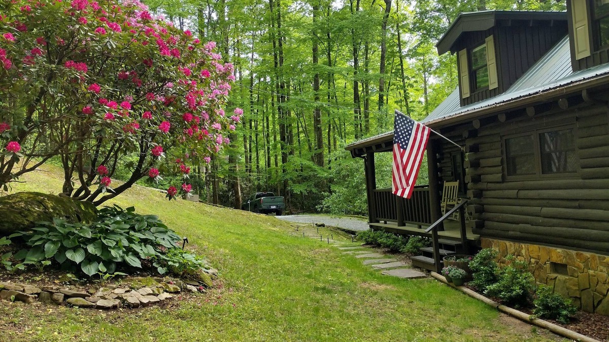 Andrews Cabin | Peaceful creekside 2-bdrm cabin with WiFi, AC, hot tub in Nantahala Lake area