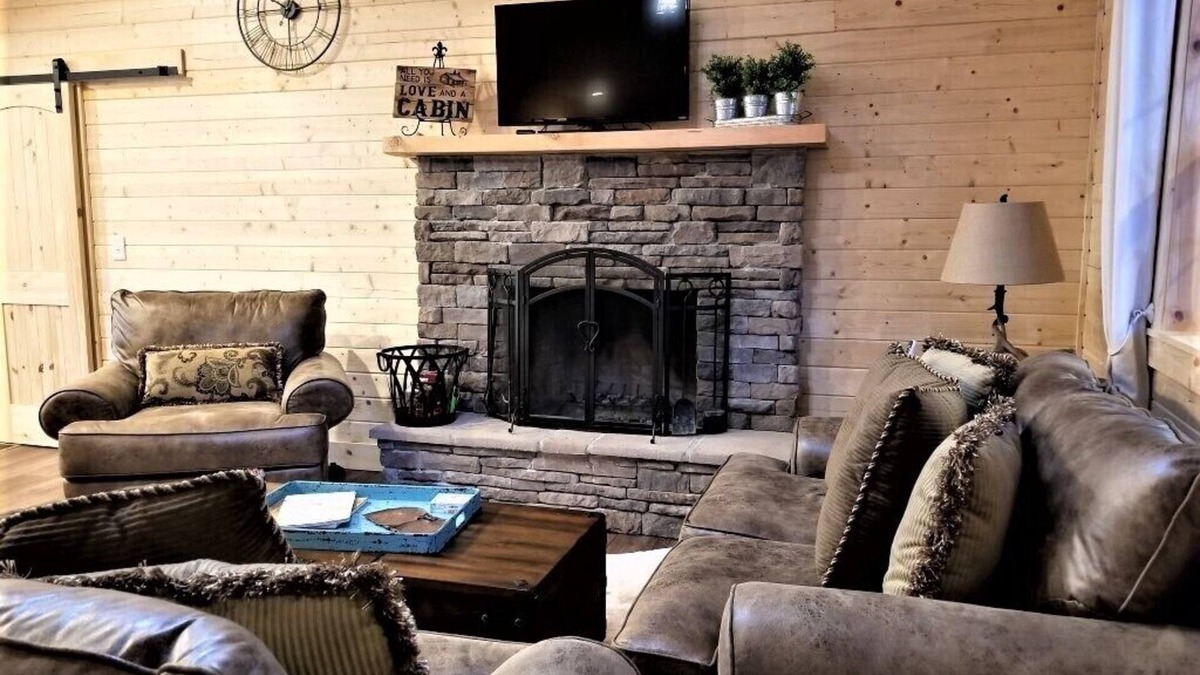 Highlands Cabin | Peaceful Creekside Cabin, Easy Access (Paved road) - Walnut Creek Haven