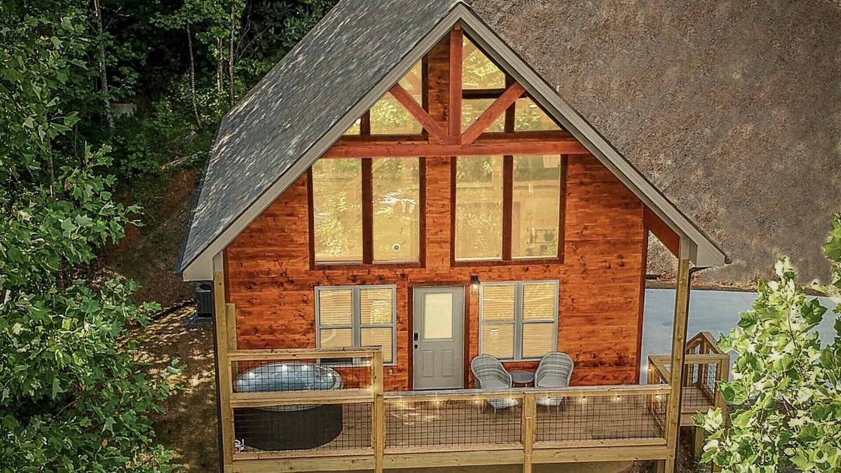 Hemlock Hills Cabin | Peaceful, Easy Access Cabin with Hot Tub, Kids' Loft and Arcades!