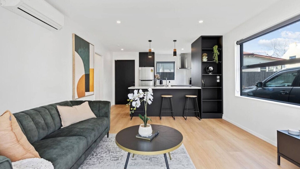 Edgeware House | Peaceful Elegant Designated Park King Bed.