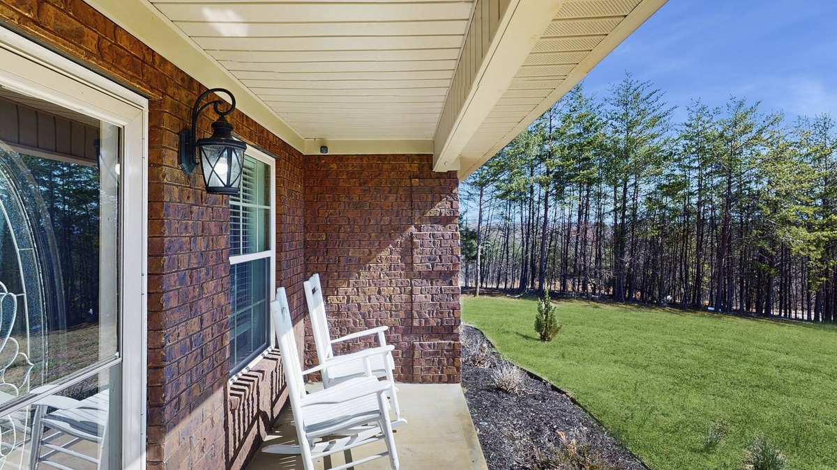 Kodak Cabin | Peaceful family-friendly home with games, fire pit, and great location!