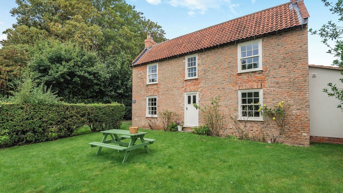 Grimsby Cottage | Peaceful Farmhouse - UK44787