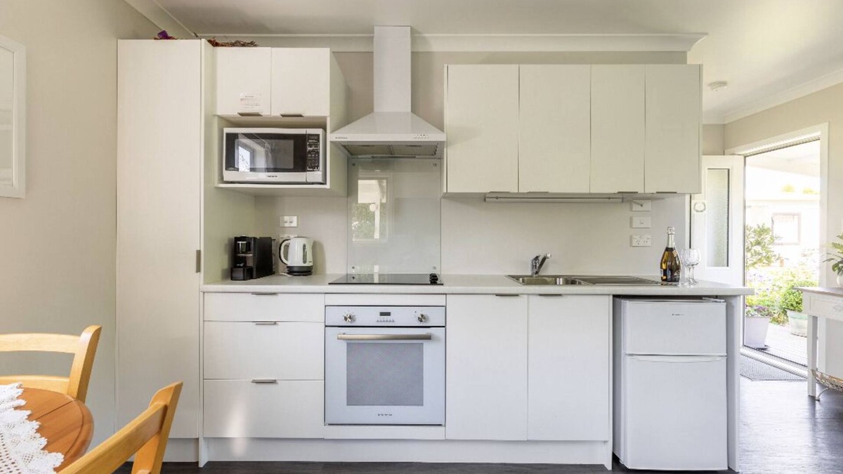 Carterton Cottage | Peaceful garden setting, boutique style cottage, full kitchen, sep bedroom.