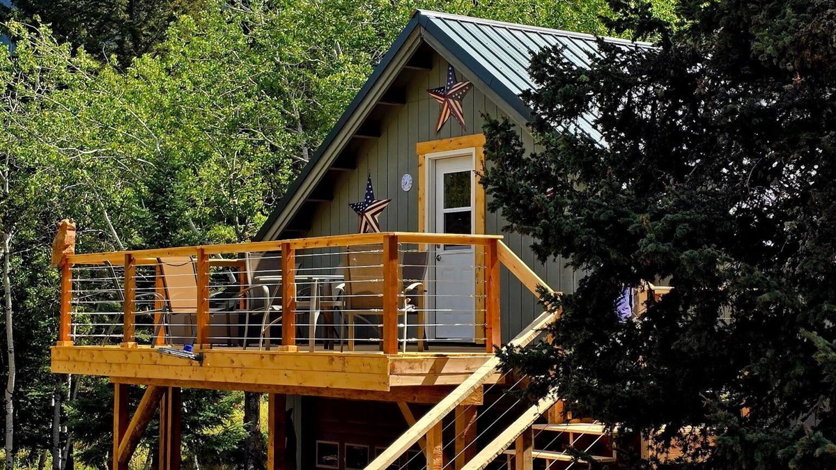 Wilsall Apartment | Peaceful getaway in the Crazy Mountains