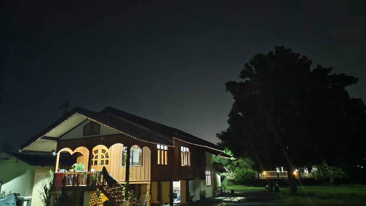 San Pa Thong House | Peaceful Getaway with FULL KITCHEN-BBQ-Huge Garden-Near Famous Buffalo Market