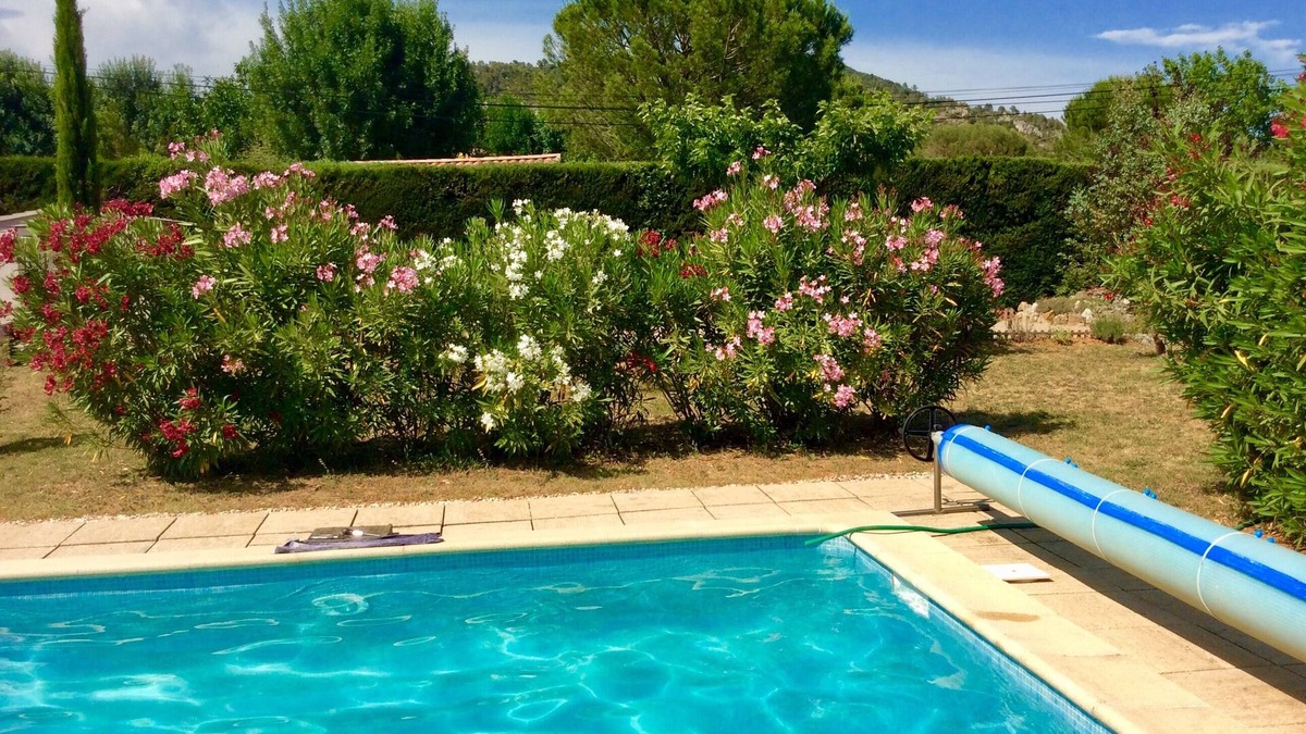 Le Val Apartment | Peaceful gite with pool in rural Provence ideal for coast and lake visits.