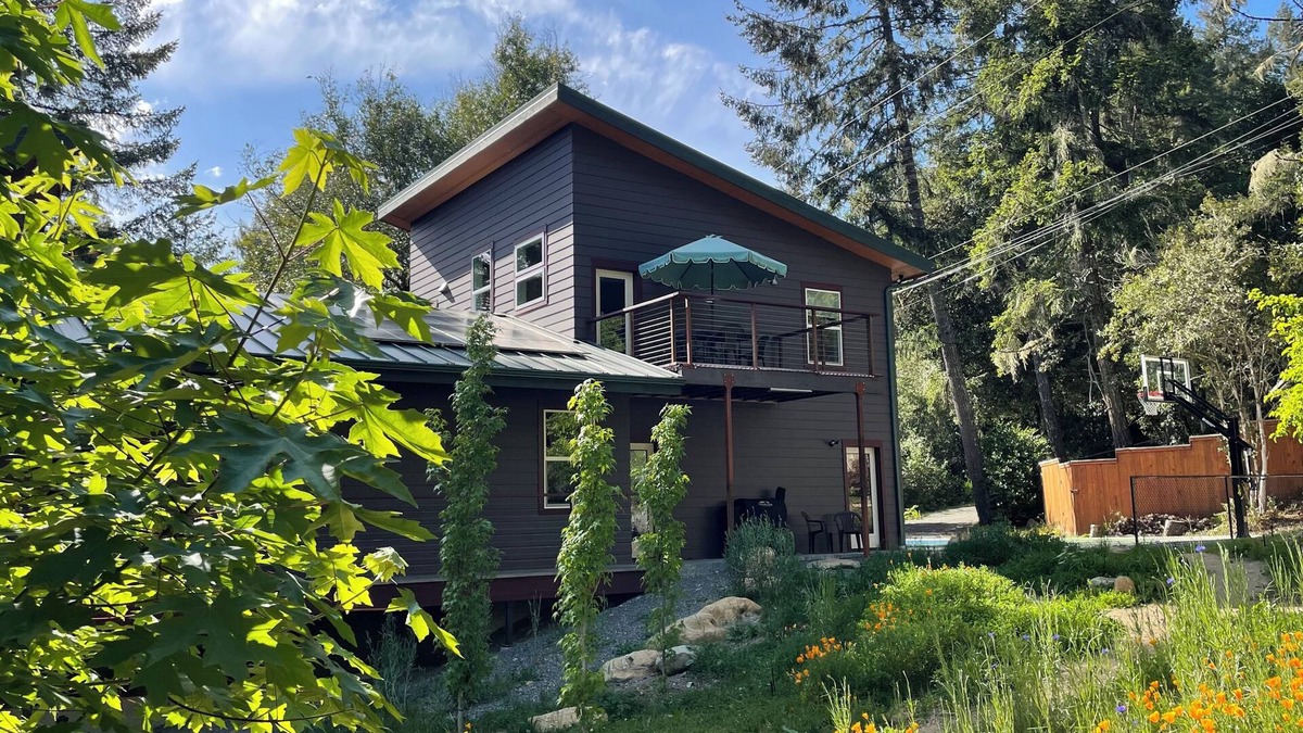 Hiouchi Apartment | Peaceful Guesthouse on the Smith River
