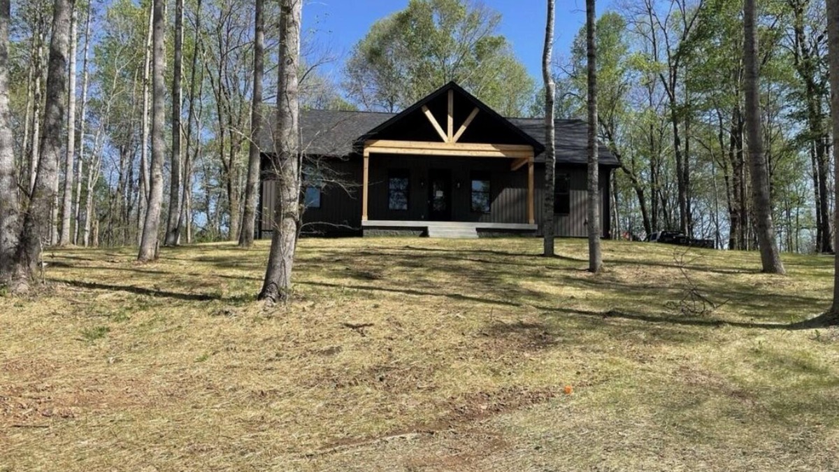 Lynchburg House | Peaceful Hilltop Lake Retreat