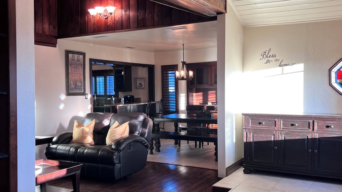 Riverside House | Peaceful Historical Home, close to great hiking trails.nnear downtown Riverside.