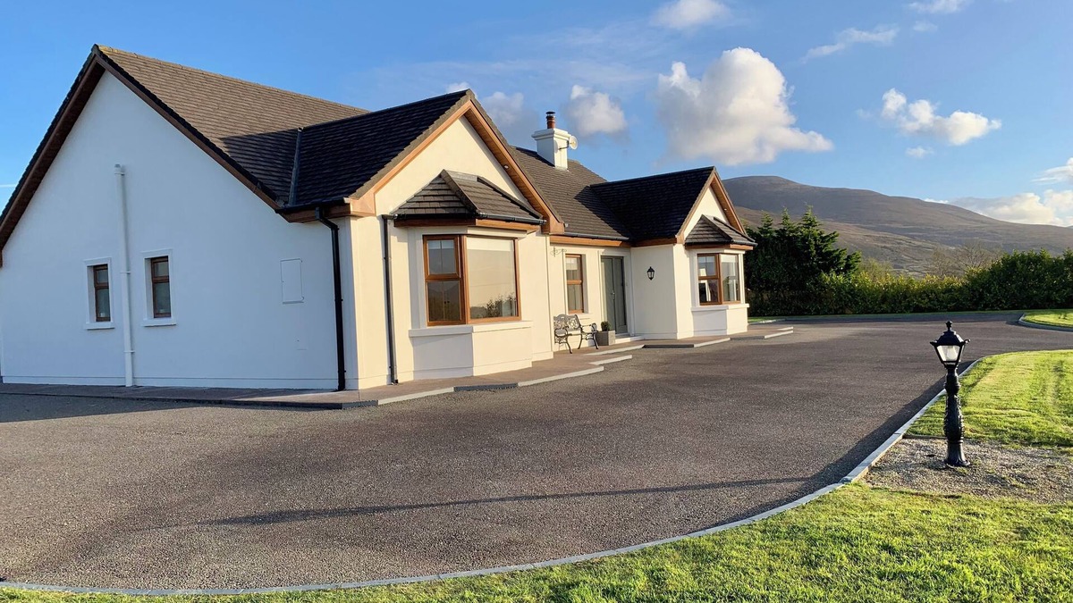 Caragh Cottage | Peaceful home,centrally located for Ring of Kerry, Dingle and Killarney