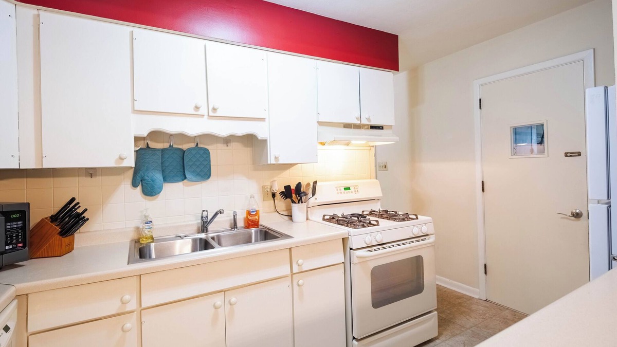 Urbana House | Peaceful Home, Near UIUC, King Bed, Quiet Street