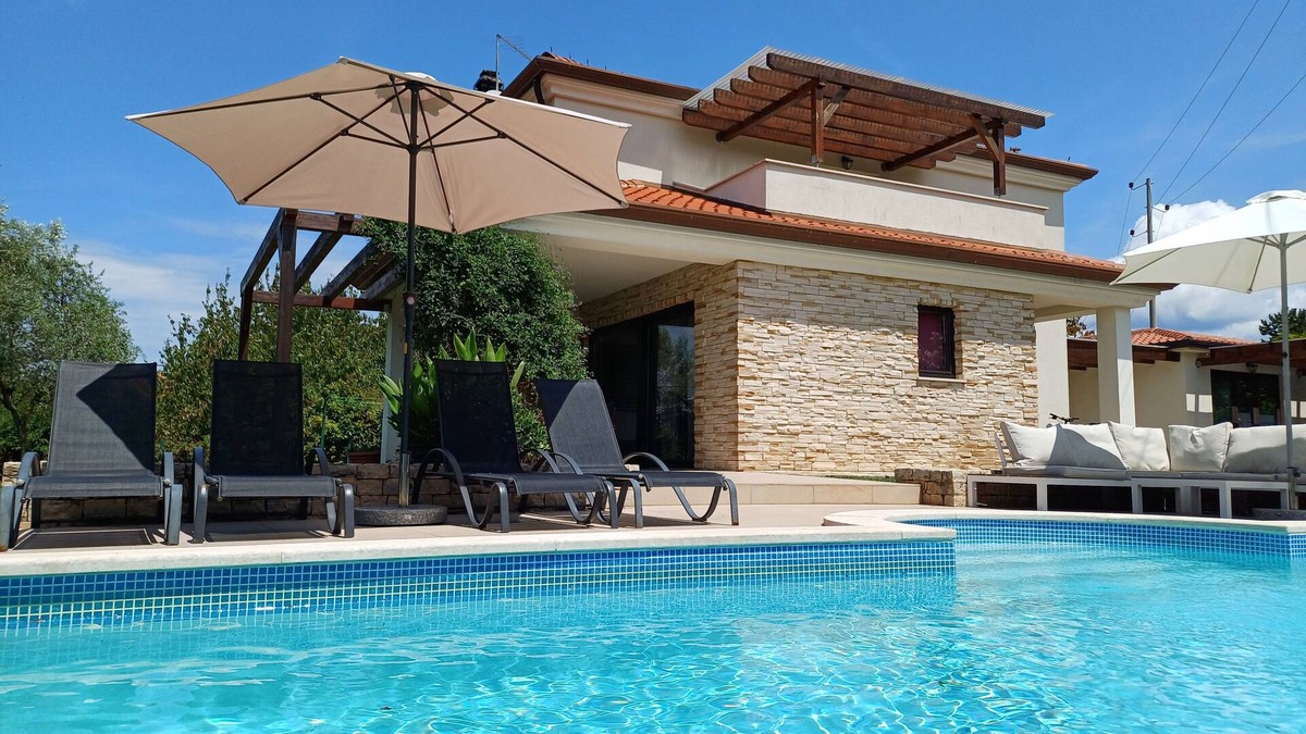 Buje House | Peaceful house with lots of privacy near Umag. Sea view.