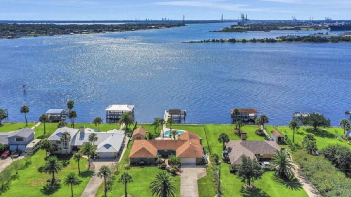 Northside House | Peaceful Island Retreat - Heated Pool - Sleeps 10