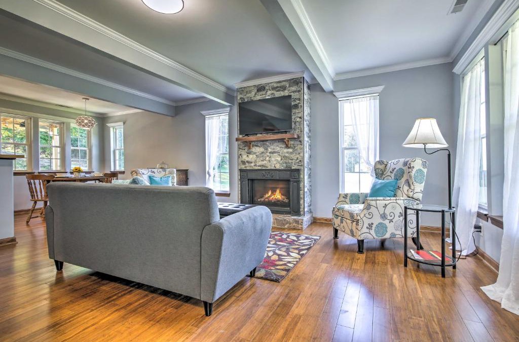 Bendena House | Peaceful Kansas Cottage with Wraparound Deck!